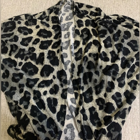 Snow Leopard Print Batwing Open Front Cardigan Shrug One Size (Up to XL) - Picture 5 of 6